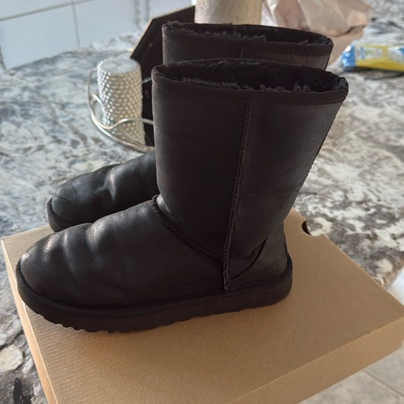 Women’s ugg leather boots only worn a couple times in good condition! - Picture 1 of 5